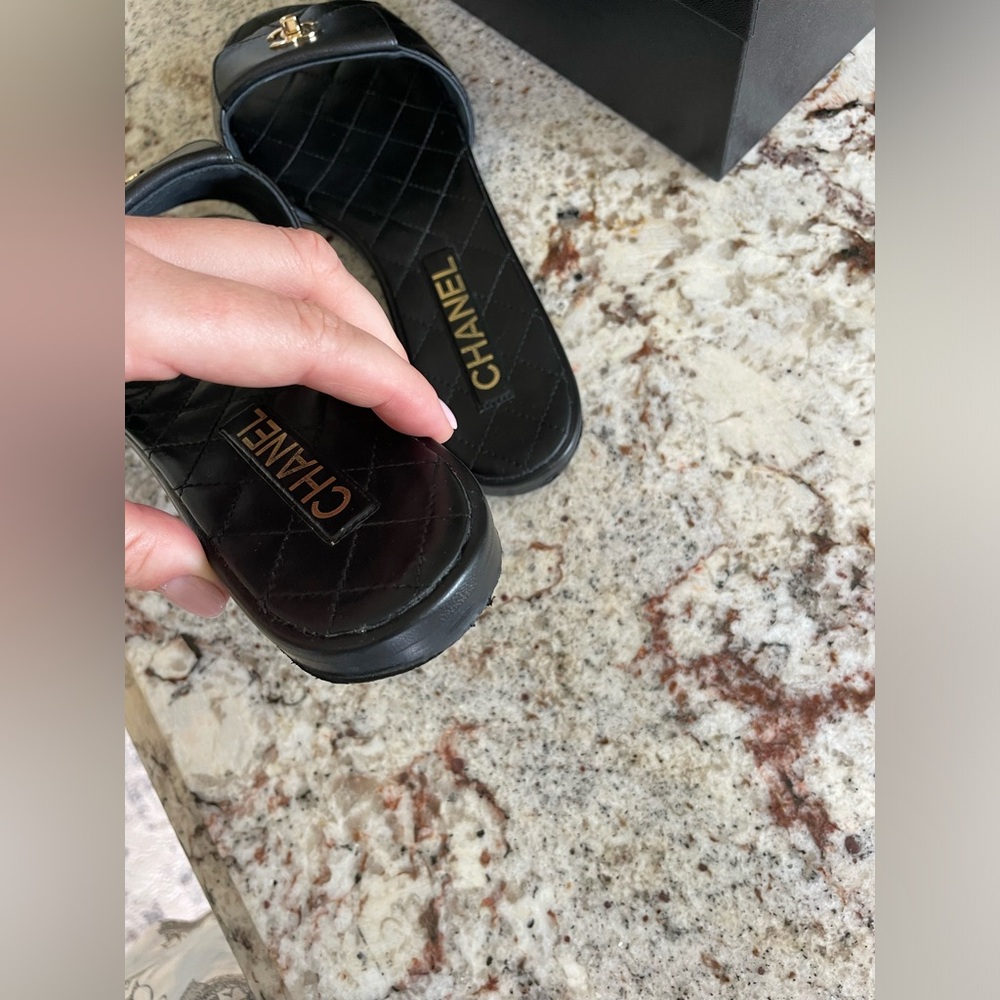 Chanel Turnlock Quilted Black Slides - Size EU 39 / US 8 - Excellent condition - Picture 14 of 16